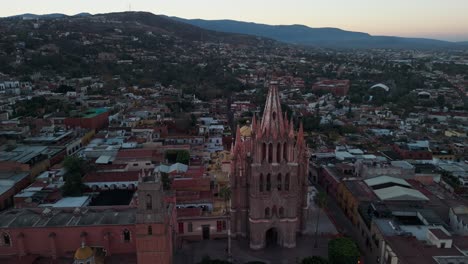 Drohne-Erhebt-Sich-Bei-Sonnenaufgang-über-Der-Kathedrale-La-Parroquia-Im-Stadtzentrum-Von-San-Miguel-De-Allende-In-Mexiko