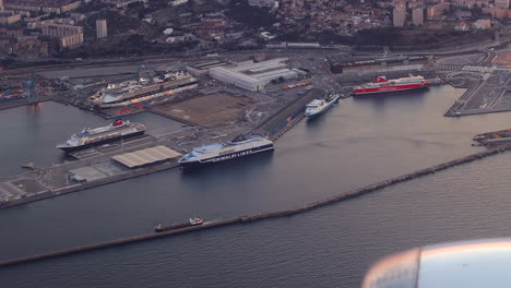 Terminal-Portuaria-Costera-Para-Cruceros-Y-Buques-De-Carga-Vista-Desde-Un-Avión-En-Marsella,-Francia-Por-La-Noche