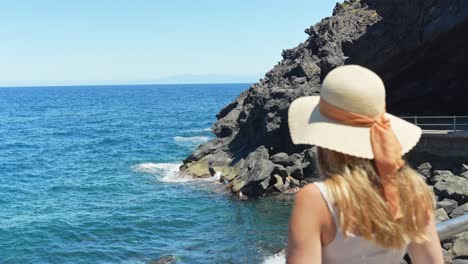 Sensación-Calmante-De-Libertad-Femenina-Mirando-Las-Costas-De-Candelaria-Tenerife-España