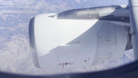 Laufende-Flugzeugturbine-Aus-Einem-Passagierfenster-Des-Flugzeugs-Gesehen