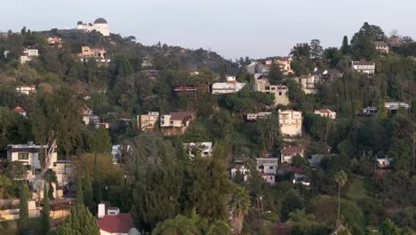 Hollywood-Hills-Viertel-Unterhalb-Des-Griffith-Observatory---Aufsteigende-Antenne