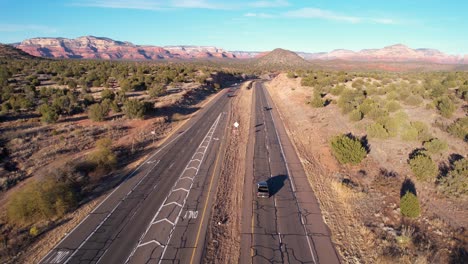 Drohnenaufnahme-Des-Verkehrs-Auf-Der-State-Route-In-Arizona,-USA,-Autos,-Landschaft-Und-Rissiger-Asphalt