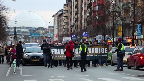 Demonstranten-Gehen-Mit-Bannern-Bei-Einem-Covid-Demonstrationsmarsch-In-Schweden