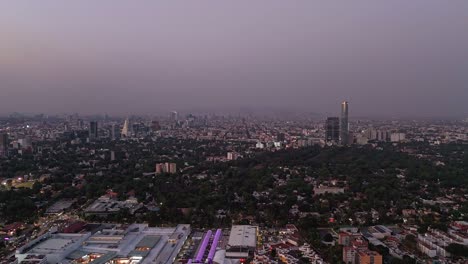 Hyperlapse-Von-Süd-Mexiko-Stadt-Mit-Pastelltönen-Und-Violetten-Farbtönen-Und-Luftaufnahmen