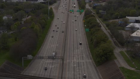 Vista-Aérea-De-Un-Dron-Desde-La-I-10-Oeste-De-Houston-Que-Revela-El-Centro-De-La-Ciudad