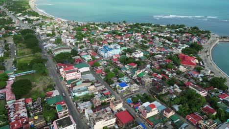 Luftaufnahme-Der-Küstenstadt-Und-Der-Straßen-In-Virac,-Catanduanes,-Philippinen