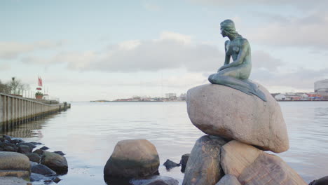 Vista-Estática-De-La-Escultura-De-La-Sirenita-Junto-Al-Muelle-Langelinie,-Copenhague