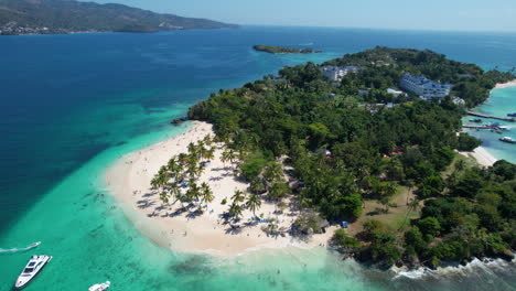 Vista-Aérea-Rodeando-Una-Isla-épica-Con-Playa-Y-Palmeras,-Escena-Increíble-En-La-República-Dominicana