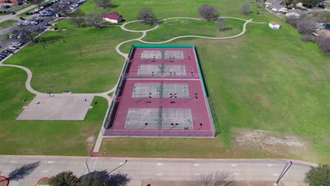 Dies-Ist-Ein-Luftbildvideo-Eines-Tennisplatzes-Im-Lake-Dallas-City-Park-Westlich-Der-Lake-Dallas-Middle-School