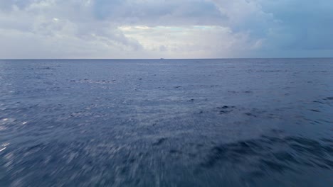 Rollende-Meereswellen-Mit-Geheimnisvollen-Wolken-Am-Dunstigen-Horizont,-Luftstruktur-Des-Meerwassers