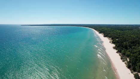 Drone-shot-panning-to-the-left-of-whitefish-dunes-state-park-in-door-county,-Wisconsin