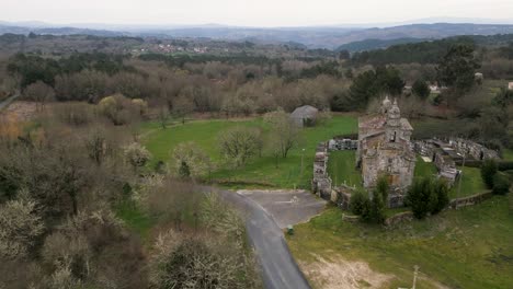 Luftaufnahme-Des-Rückzugs-über-Der-Kirche-Santa-Maria-De-Salamonde-In-San-Amaro,-Spanien-Auf-Einem-Grasbewachsenen-Hügel