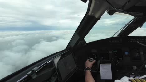 Pilotenszene-Aus-Dem-Cockpit