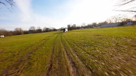 FPV-Aéreo-Soleado-De-Autocaravana-Con-Paneles-Solares-En-Campo-Abierto.