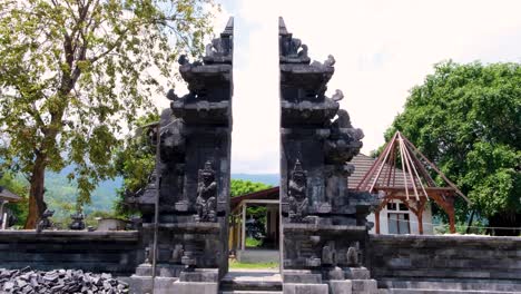 Großer-Eingang-Mit-Balinesischen-Statuen-Zum-Hindutempel-Pura-Girinatha-In-Der-Hauptstadt-Von-Osttimor,-Südostasien