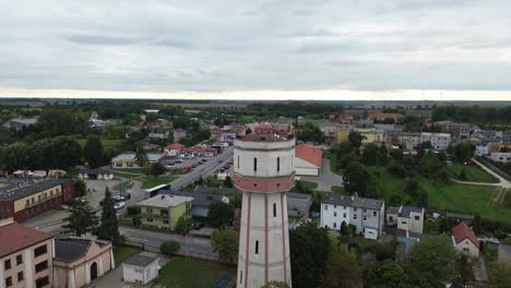 Alter-Wasserturm-In-Einer-Kleinstadt-Mit-Antenne-Dolly-Tilt-Boom