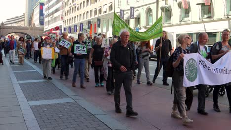 Demonstranten-Marschieren-Mit-Dem-Banner-„Eltern-Für-Zukunft“-Bei-Der-Klimakundgebung