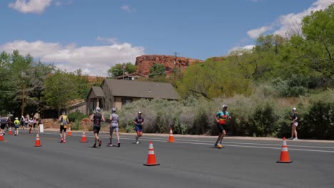 Gente-Corriendo-Y-Una-Persona-En-Bicicleta-De-Carreras-En-El-Ironman-70-De-Salud-Intermontaña
