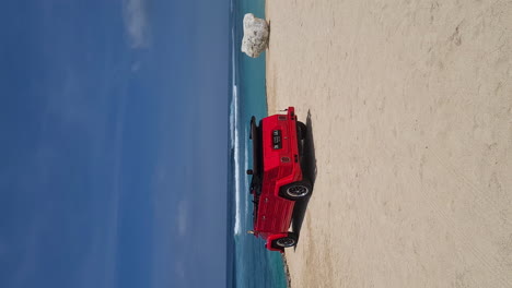 Vertikales-Video,-Oldtimer-Volkswagen-181-Cabrio-An-Der-Küste-Der-Insel-Bali,-Indonesien
