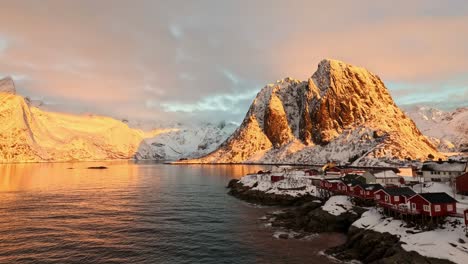 Panorámica-Lenta-Desde-Reinefjord-Hasta-Festhaltinden-Mountain-Y-Hamnoy,-Puesta-De-Sol-De-Invierno-Lofoten-Noruega