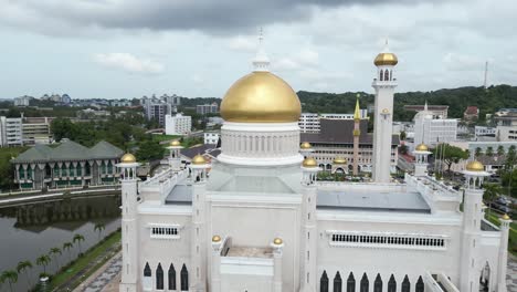 Toma-Aérea-De-Drones-De-Cúpula-Dorada-Y-Minaretes-En-La-Mezquita-Del-Sultán-Omar-Ali-Saifuddien-En-Bandar-Seri-Bagawan-En-Brunei-Darussalam.