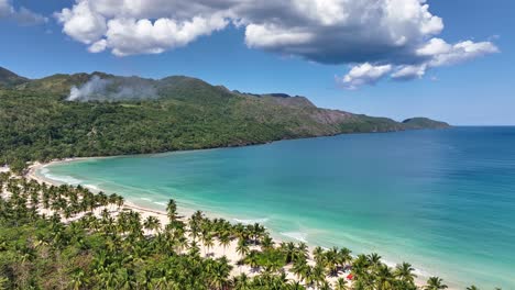 Vista-Panorámica-De-La-Playa-Desierta-De-La-Boca-Del-Diablo-En-Un-Día-Soleado,-Samaná