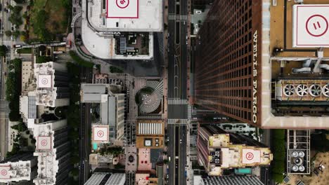 Cenital-Drone-Shot-Aufstieg-Vor-Dem-Wells-Fargo-Gebäude-In-Der-Innenstadt-Von-Los-Angeles