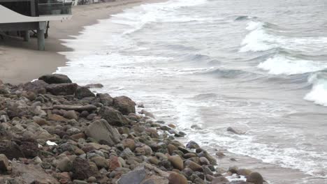 Homes-on-Malibu-Beach-in-Malibu,-California-on-the-Pacific-Ocean-with-video-tilting-up