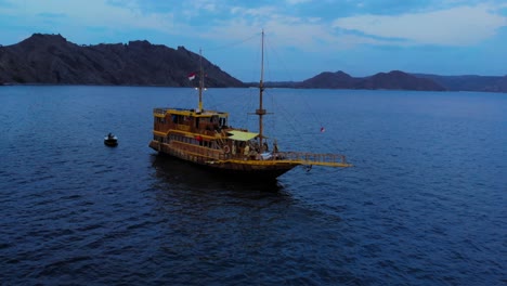 Barco-Phinisi-Navegando-Por-El-Océano-Índico-Al-Atardecer-En-Padar,-Nusa-Tenggara-Oriental,-Indonesia