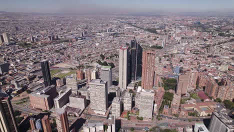 Órbita-Aérea-Del-Centro-De-Bogotá,-Colombia,-Enormes-Rascacielos-Y-Vistas-Al-Paisaje-Urbano.