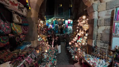 Calle-Del-Mercado-Nocturno-De-El-Cairo-Con-Numerosas-Tiendas-De-Souvenirs.