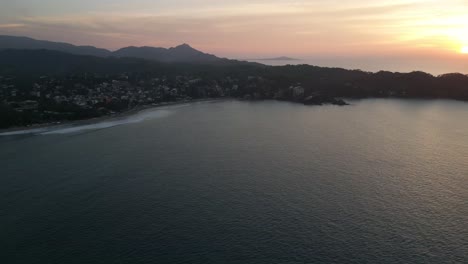 Sonnenuntergangslandschaft-Am-Sayulita-Strand,-Mexikanische-Bergkette,-Natürliches-Reiseziel,-Drohnenpanoramablick-Auf-Die-Hügelstadt,-Pazifik