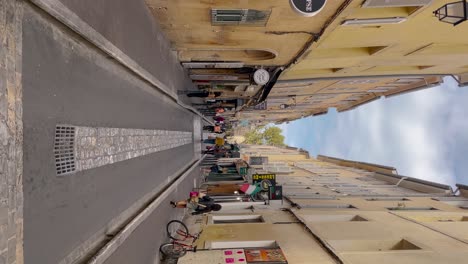 Menschen-Gehen-An-Bars-Und-Geschäften-In-Der-Gasse-In-Aix-en-Provence-Vorbei,-Vertikal