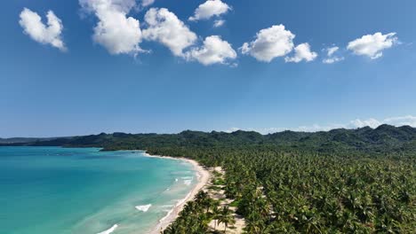 Panorama-De-La-Playa-De-La-Boca-Del-Diablo-En-Un-Día-Soleado,-Samaná,-República-Dominicana