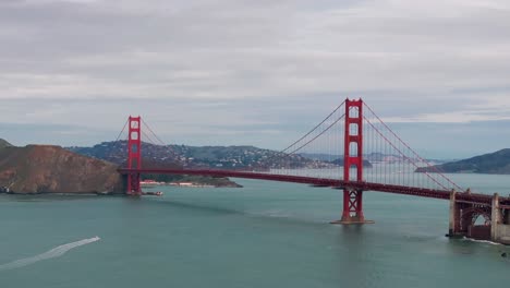Drohnen-Luftaufnahme-Der-Golden-Gate-Bridge-Mit-Einem-Boot,-Das-Darunter-Hindurchfährt
