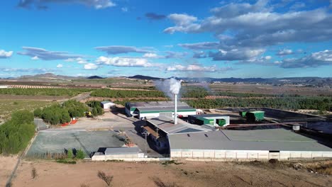 La-Fábrica-Emite-Contaminación-Por-Humo-En-Un-Día-Ventoso-En-España