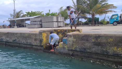 Menschen-Reinigen-Plastikmüll-Und-Abfall,-Der-Im-Meer-Gesammelt-Wurde,-Hafen-Der-Insel-Maafushi,-Malediven