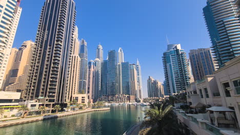 Dubai-Marina,-Vereinigte-Arabische-Emirate,-Luxuriöse-Wolkenkratzer-Und-Wohntürme-Am-Wasser,-Pan