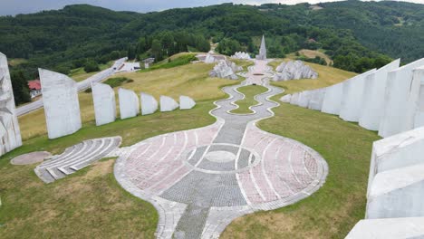 Kadinjaca-Denkmal-Des-Zweiten-Weltkriegs,-Drohnen-Luftaufnahme,-Denkmal-Auf-Einem-Hügel-In-Der-Nähe-Von-Uzice,-Serbien,-Kampf-Zwischen-Jugoslawischen-Partisanen-Und-Der-Nationalsozialistischen-Deutschen-Armee