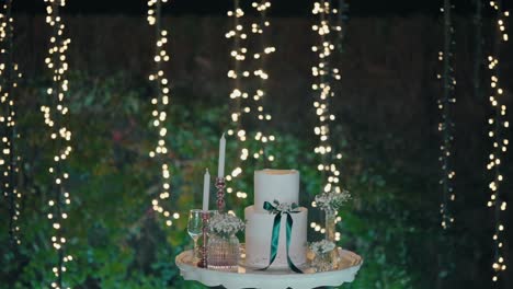 Hochzeitstorte-Mit-Kerzen-Und-Lichterketten