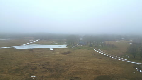 Drohnenflug-Im-Morgengrauen,-Luftaufnahme-Durch-Den-Morgennebel,-Neblige-Atmosphäre