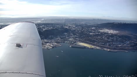 Blick-Auf-Den-Flügel-Eines-Kleinen-Flugzeugs,-Das-über-Port-Moody,-BC-Fliegt---Sonniger-Tag