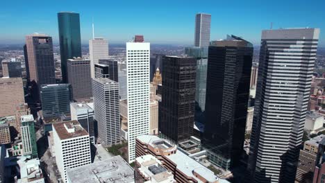 Rascacielos-Del-Centro-De-Houston,-TX,-EE.UU.,-Vista-Aérea-De-Las-Torres-Del-Distrito-Financiero-En-Un-Día-Soleado