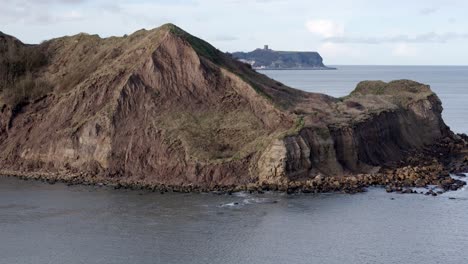 Imágenes-Aéreas-Descendentes-De-La-Costa-Norte-De-Yorkshire-Con-La-Ciudad-De-Scarborough-En-La-Distancia