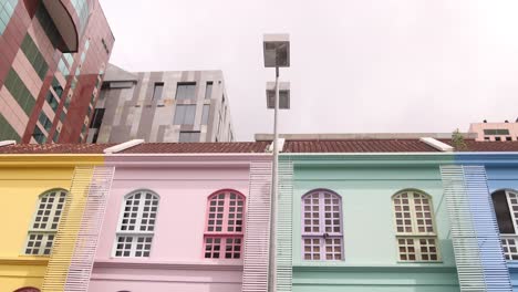 Bunte-Reihenhäuser-Auf-Den-Straßen-Von-Bandar-Seri-Bagawan-In-Brunei-Darussalam