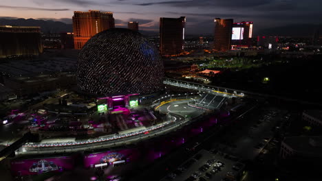 Dron-Girando-Hacia-Un-Escenario-En-La-Esfera,-Durante-Una-Velada-De-Fórmula-En-Las-Vegas