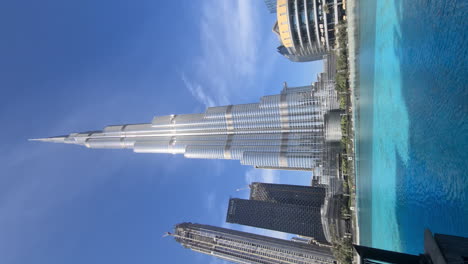 Vertikales-Video,-Wolkenkratzer-Burj-Khalifa-In-Der-Innenstadt-Von-Dubai,-Vereinigte-Arabische-Emirate