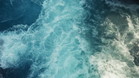 Statische-Kamera-Eines-Wunderschönen-Aquamarinblauen-Flusses-Mit-Reißenden-Stromschnellen