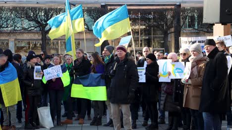 Demonstranten-Mit-Ukrainischen-Flaggen-In-Stockholm-Gegen-Die-Russische-Invasion