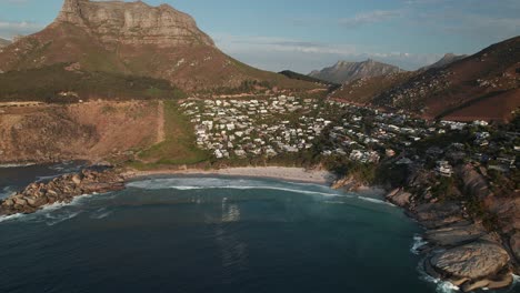 Panorama-De-La-Remota-Playa-De-Llandudno-Con-El-Pico-De-Judas-Al-Fondo,-Ciudad-Del-Cabo,-Sudáfrica